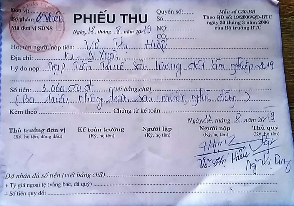 Đến tháng 8/2019, bà Võ Thị Hiểu vẫn phải nộp tiền hoa lợi đất rừng theo quy định sai trái của địa phương. Ảnh: Quang Đại