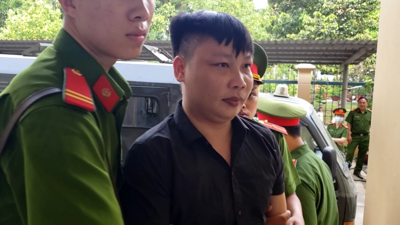 Tuấn Nhóc được đưa tới toà. Ảnh: Minh Châu