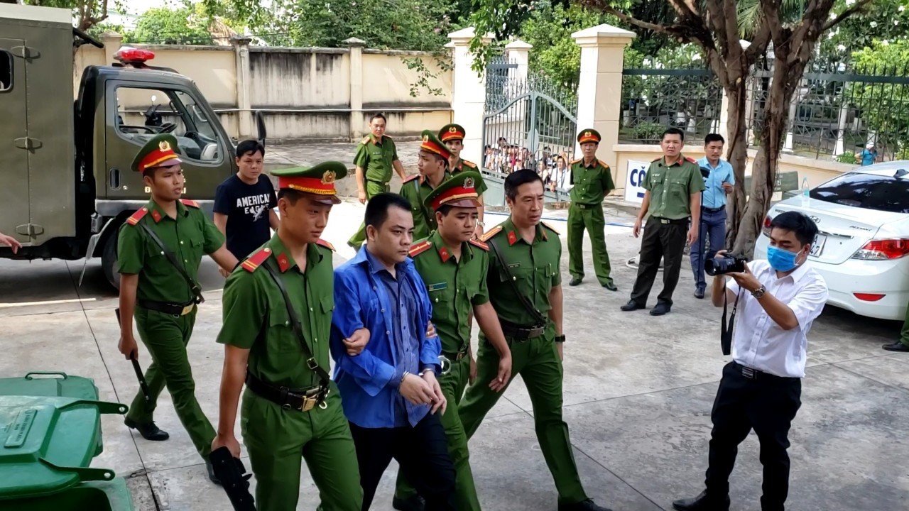 Giang 36 được dẫn tới phiên toà. Ảnh: Minh Châu