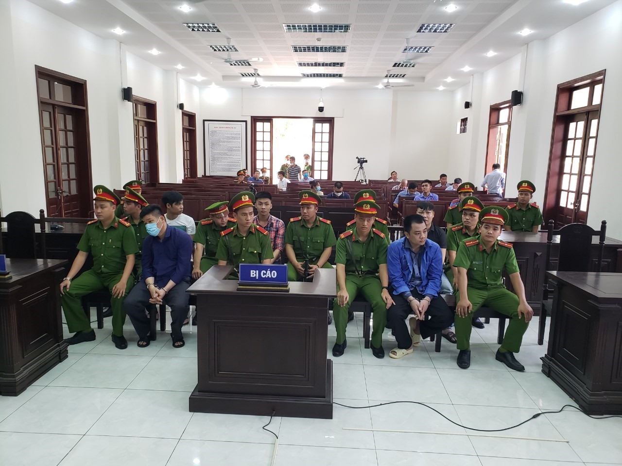 Các bị cáo được đưa tới phiên toà. Ảnh: Minh Châu