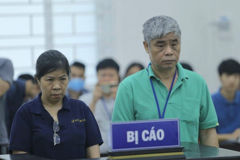 Bị cáo Nguyễn Bích Quy (bên trái). Ảnh: Phạm Đông