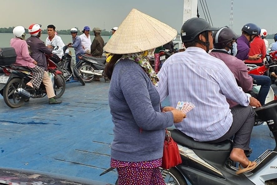 Các đối tượng lao động tự do, người bán vé số vẫn chưa được nhận tiền hỗ trợ (ảnh Nhật Hồ)