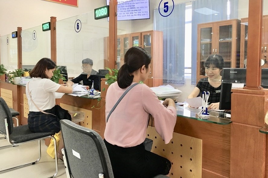 Đột phá trong cải cách thủ tục hành chính, áp dụng công nghệ thông tin, ngành BHXH đã đem lại sự hài lòng cho người dân. Ảnh minh hoạ: HÀ ANH