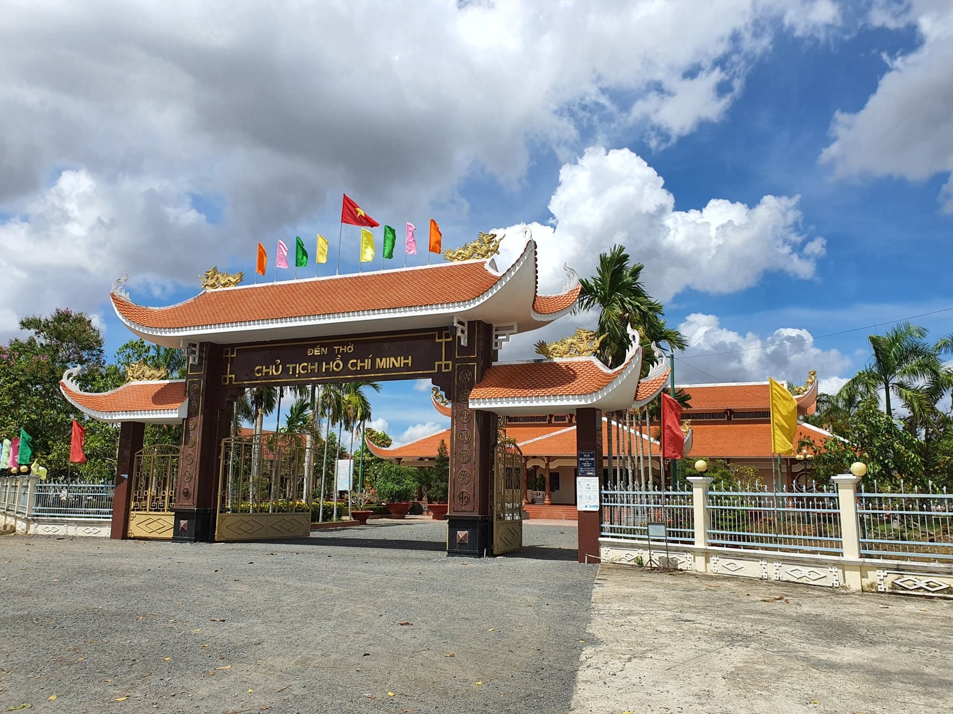 Hiện nay Đền thờ được xây dựng khang trang, uy nghi (ảnh Nhật Hồ)
