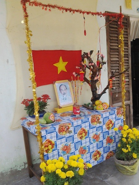 Người dân lập bàn thờ Bác vào những ngày Tết ngày nhà mình (ảnh Nhật Hồ)