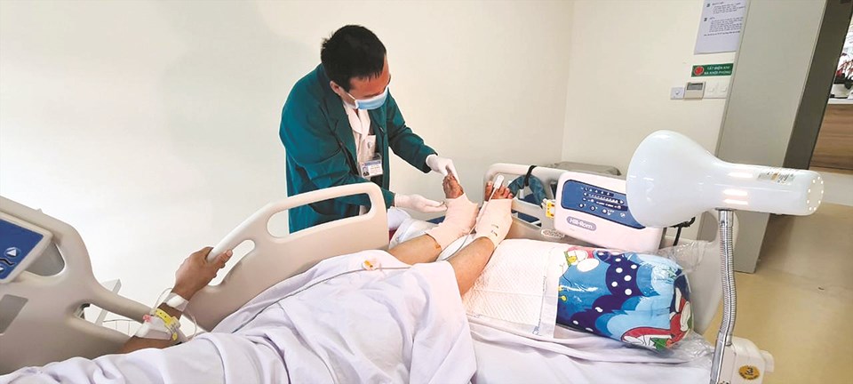 Nam công nhân đứt rời hai bàn chân được cứu sống. Ảnh: Bệnh viện cung cấp Nam công nhân đứt rời hai bàn chân được cứu sống. Ảnh: Bệnh viện cung cấp