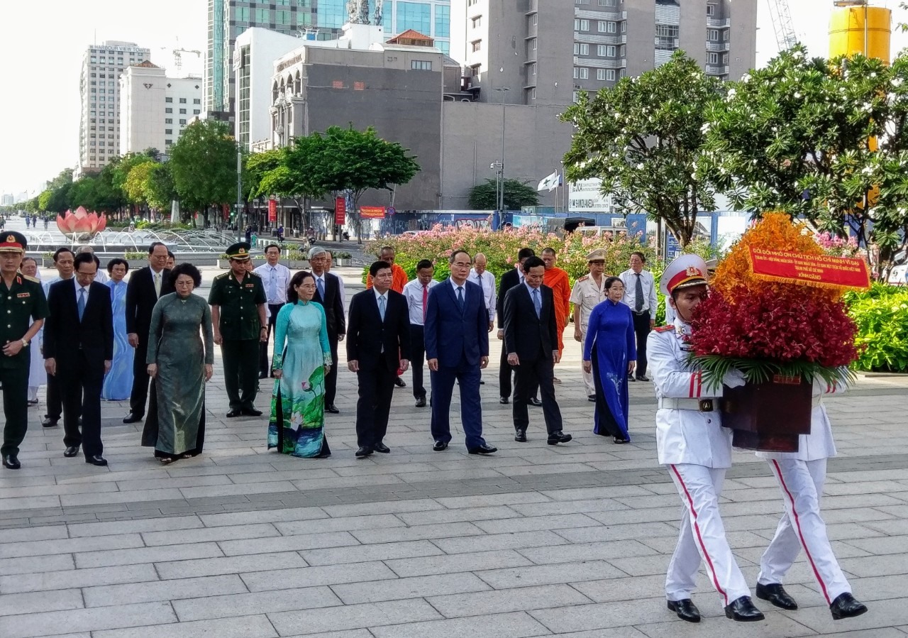 Lãnh đạo TPHCM dâng hoa nhân kỷ niệm 130 năm ngày sinh của Bác tại Công viên tượng đài Chủ tịch Hồ Chí Minh. Ảnh: Minh Quân