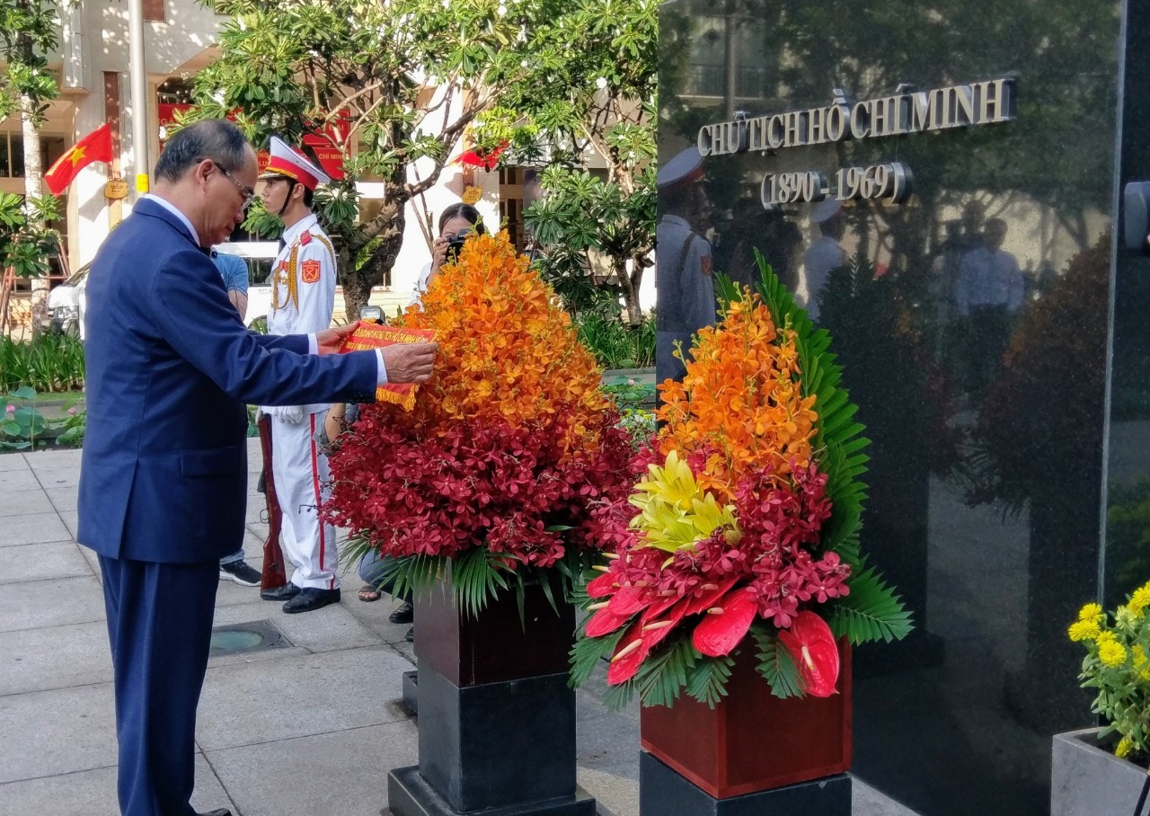 Bí thư Thành ủy TPHCM Nguyễn Thiện Nhân dâng hoa tưởng nhớ Bác tại Tượng đài Chủ tịch Hồ Chí Minh. Ảnh: Minh Quân
