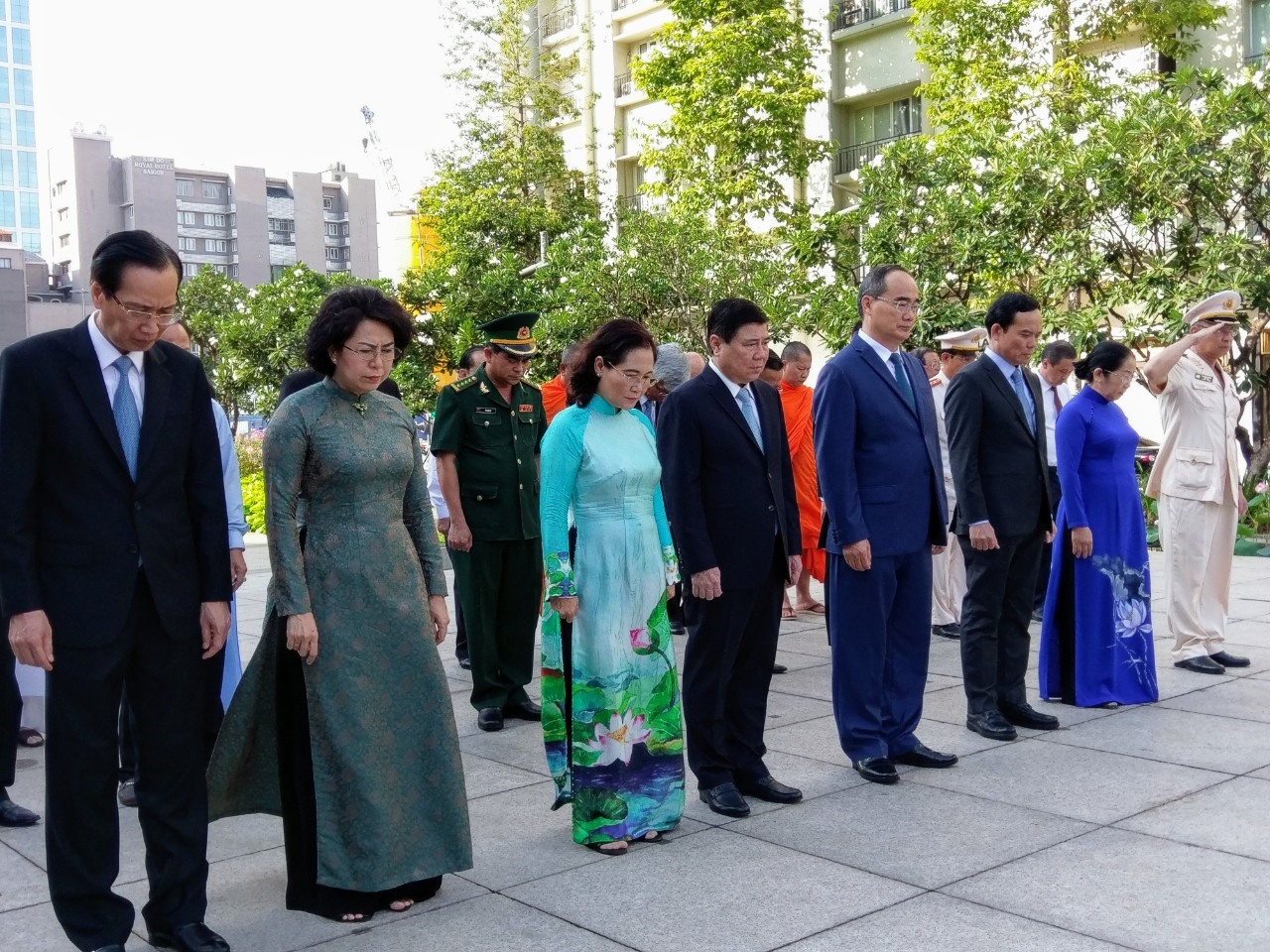 Trong không khí trang nghiêm, đoàn đại biểu dành 1 phút mặc niệm tưởng nhớ Chủ tịch Hồ Chí Minh. Ảnh: Minh Quân