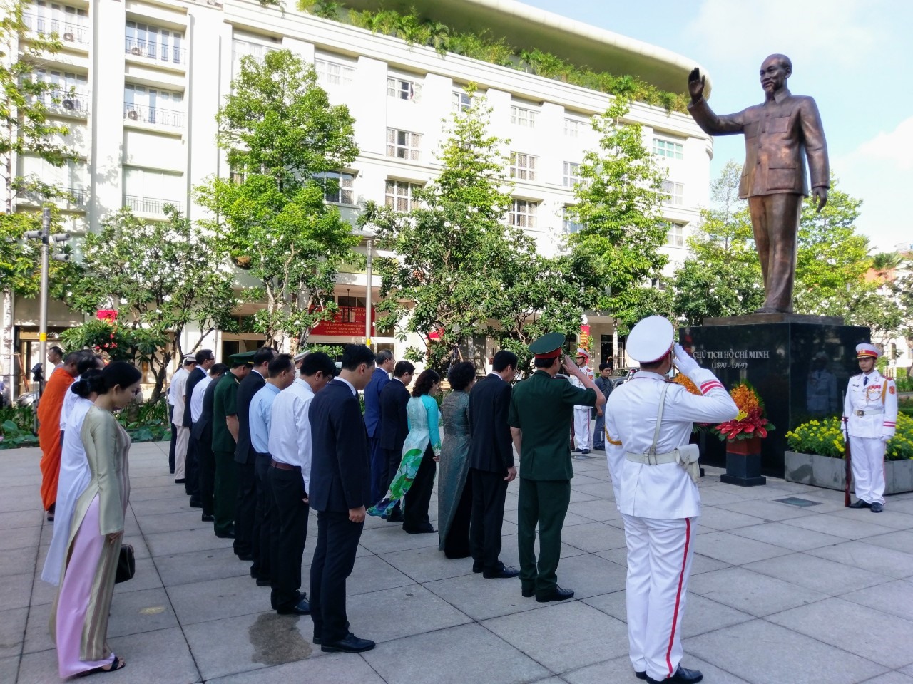 Trong không khí trang nghiêm, đoàn đại biểu dành 1 phút mặc niệm tưởng nhớ Chủ tịch Hồ Chí Minh. Ảnh: Minh Quân