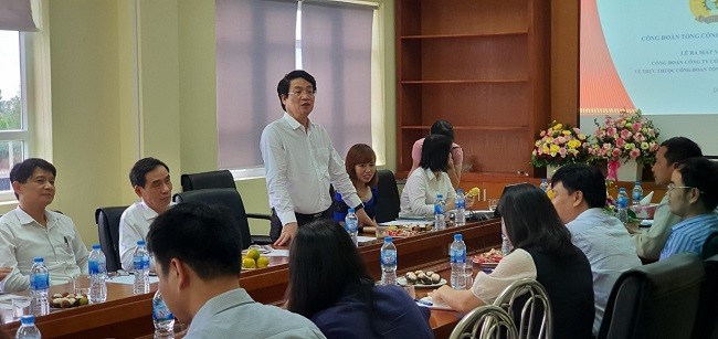 Đồng chí Lê Phan Linh - Chủ tịch Công đoàn Tổng Công ty Hàng hải Việt Nam phát biểu tại buổi lễ. Ảnh: Phương Nguyễn