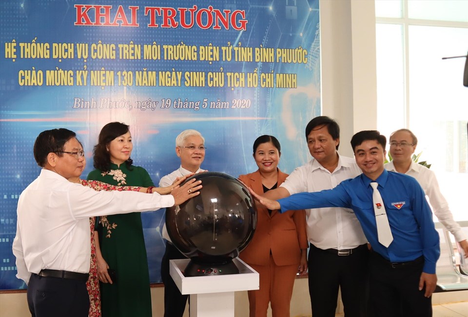 Lãnh đạo tỉnh Bình Phước cùng cán bộ các ban, sở ngành thực hiện bấm nút khai trương Hệ thống dịch vụ công trực tuyến trên môi trường điện tử. Ảnh: Cổng thông tin điện tử Bình Phước. Lãnh đạo tỉnh Bình Phước cùng cán bộ các ban, sở ngành thực hiện bấm nút khai trương Hệ thống dịch vụ công trực tuyến trên môi trường điện tử. Ảnh: Cổng thông tin điện tử Bình Phước.