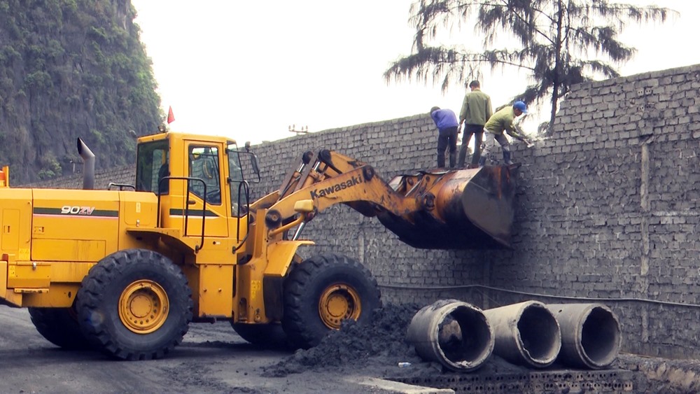 Lực lượng TP.Cẩm Phả tiến hành tháo dỡ các kho bãi mọc trái phép. Ảnh: Thành Công