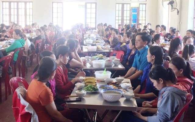 Nâng cao chất lượng bữa ăn ca là nhu cầu chính đáng của người lao động.