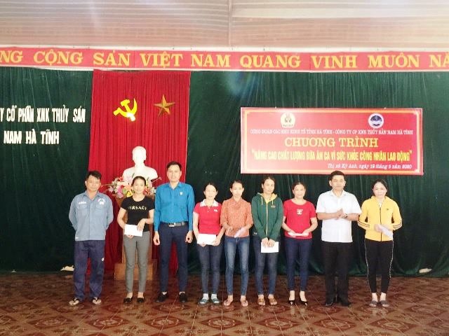 Công ty biểu dương 7 công nhân lao động có thành tích xuất sắc.