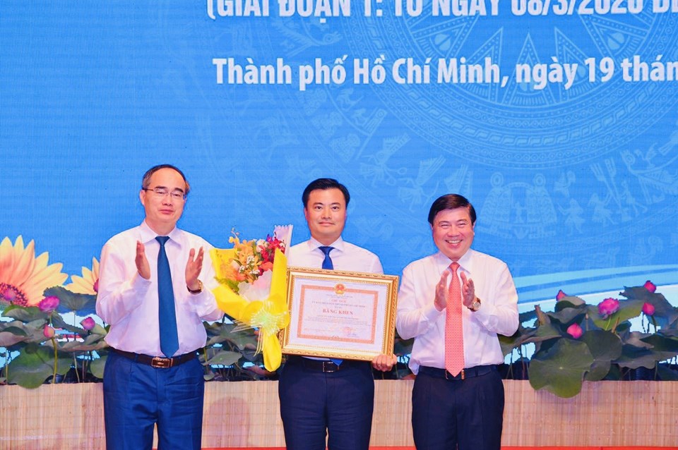 Trưởng Ban Quản lý Đường sắt đô thị TPHCM (MAUR) Bùi Xuân Cường nhận bằng khen từ Bí thư Thành ủy TPHCM và Chủ tịch UBND TPHCM. Ảnh: Nhân vật cung cấp Trưởng Ban Quản lý Đường sắt đô thị TPHCM (MAUR) Bùi Xuân Cường nhận bằng khen từ Bí thư Thành ủy TPHCM và Chủ tịch UBND TPHCM. Ảnh: Nhân vật cung cấp