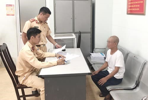Người đàn ông điều khiển xe máy buông cả hai tay. Ảnh: Công an cung cấp