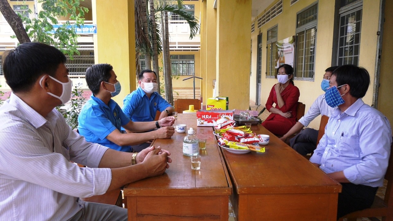 Đoàn công tác tìm hiểu đời sống của giáo viên trong thời gian dịch bệnh. Ảnh: K.Q