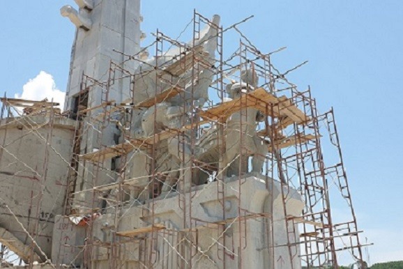 Ông Trần Thiện Hải – Chánh văn phòng UBND huyện Phước Sơn cho biết, năm 2010, Tượng đài Khâm Đức được xây dựng, nhưng sau đó hư hỏng, xuống cấp. Tháng 7.2017, tượng đài được khởi công tu bổ, đến năm 2019 sẽ hoàn thành nhân kỷ niệm 50 năm giải phóng Khâm Đức. Công trình có dự toán ban đầu khoảng 14 tỉ đồng, kinh phí lấy từ ngân sách địa phương.