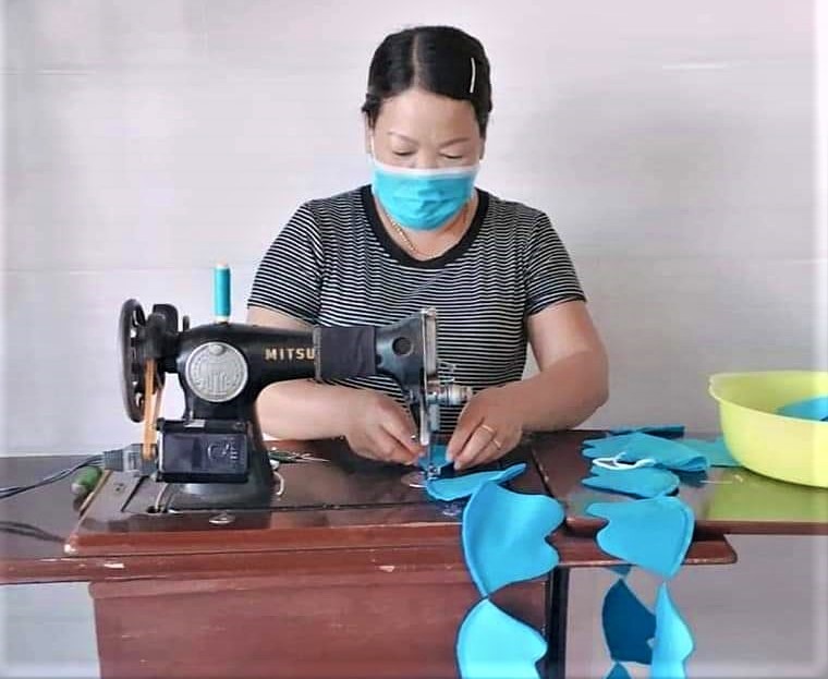 Một giáo viên ở huyện Cư M'Gar may khẩu trang để tặng cho học sinh. Ảnh: Hoài Bão