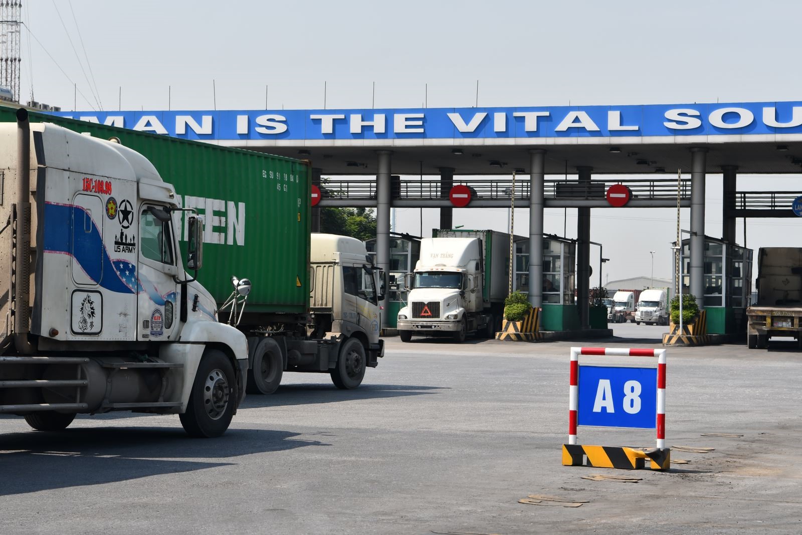 Các doanh nghiệp bắt tay đẩy mạnh hoạt động sản xuất, lưu thông hàng hóa. Ảnh: Văn Giang