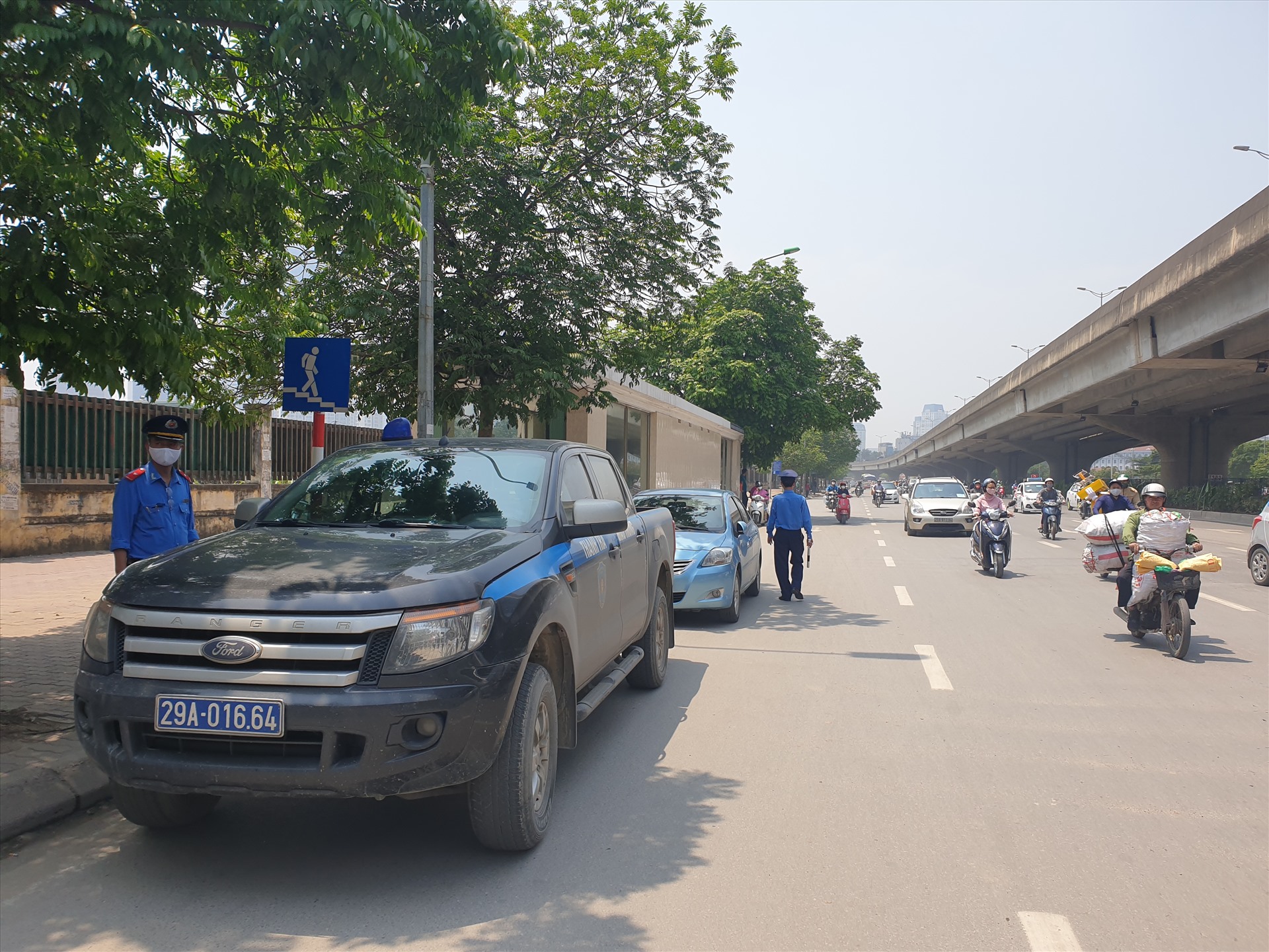 Lực lượng Thanh tra Sở Giao thông vận tải ra quân, xử lý vi phạm dịp nghỉ lễ. Ảnh: Phạm Đông