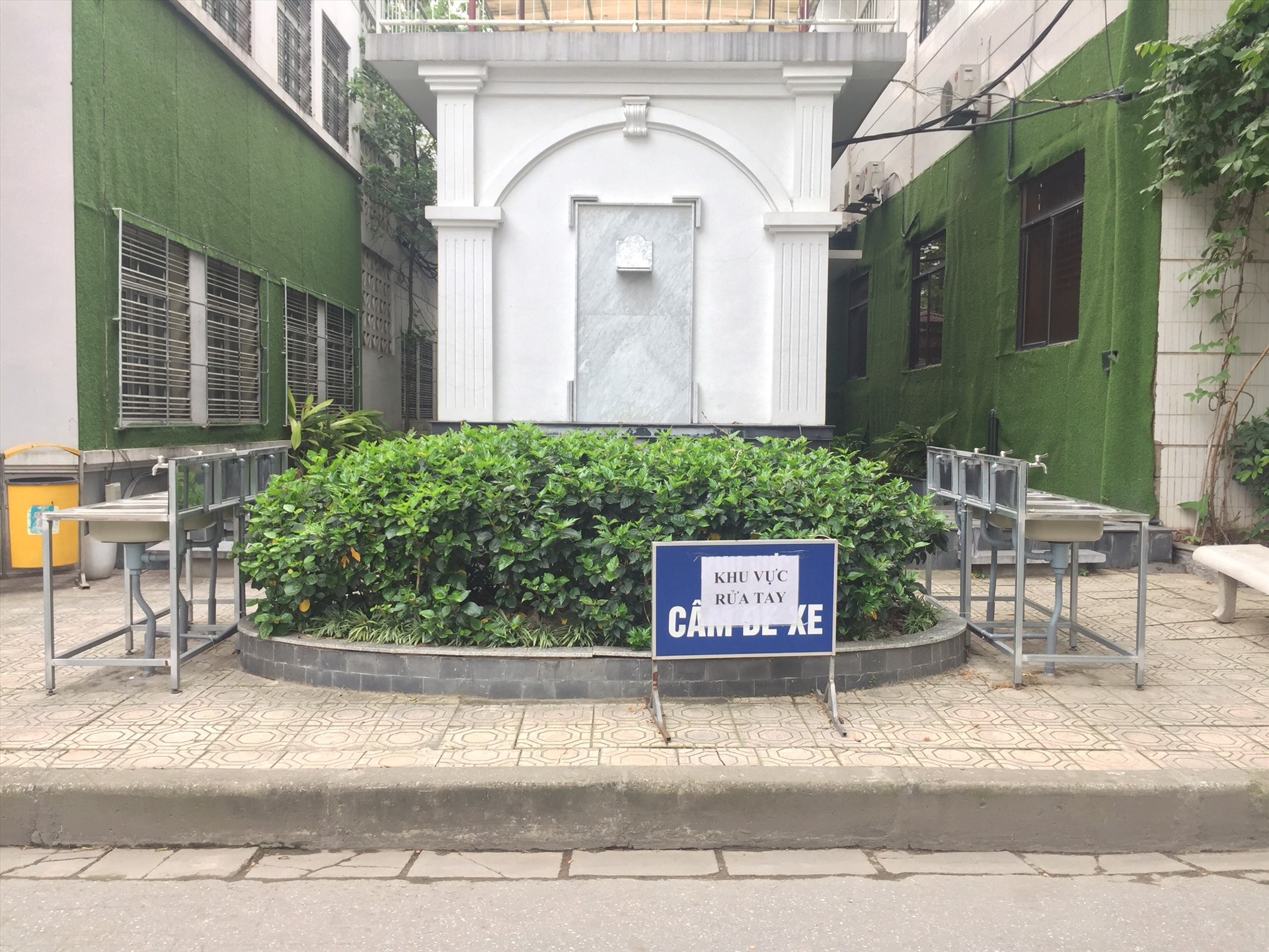 6 bồn rửa tay có xà phòng diệt khuẩn mới được lắp đạt ở khu vực giữa Trường Đại học Văn hóa Hà Nội.
