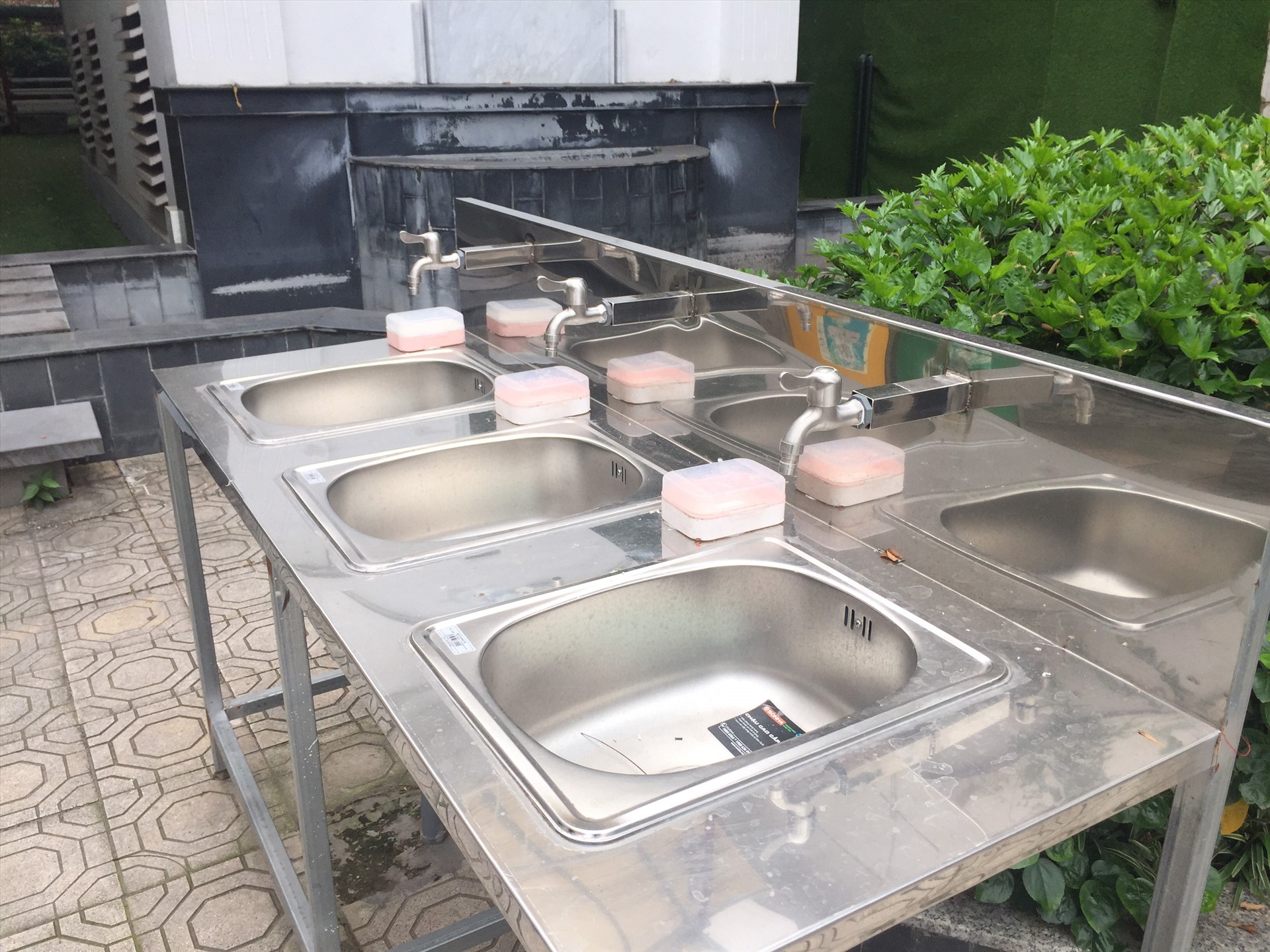 Cận cảnh bồn rửa tay diệt khuẩn.