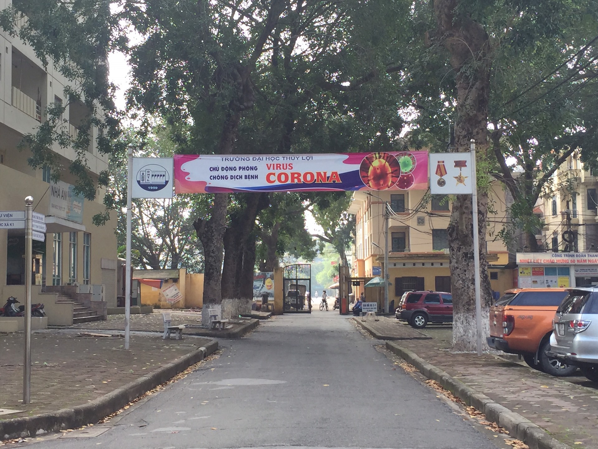 Băng rôn phòng dịch được treo phía trên, giữa lối đi lại tại Trường Đại học Thủy Lợi.