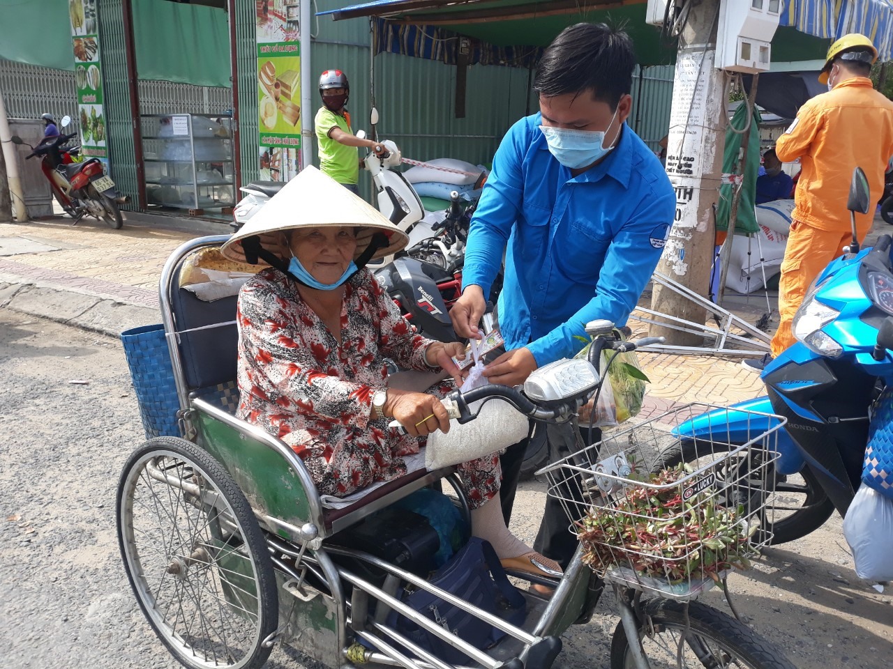 Người lao động vui mừng khi nhận được gạo. Ảnh: HL