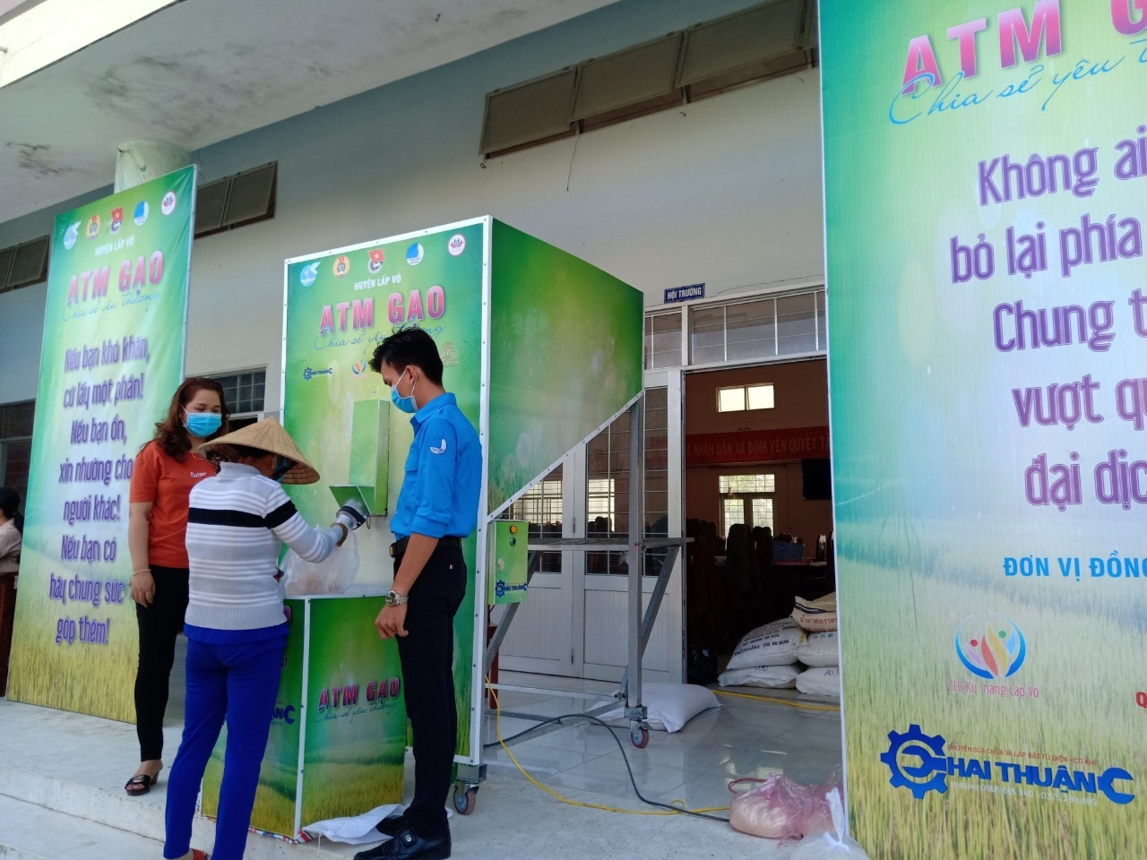 Chiếc máy ATM được chế tạo từ một thanh niên của địa phương. Ảnh: KH