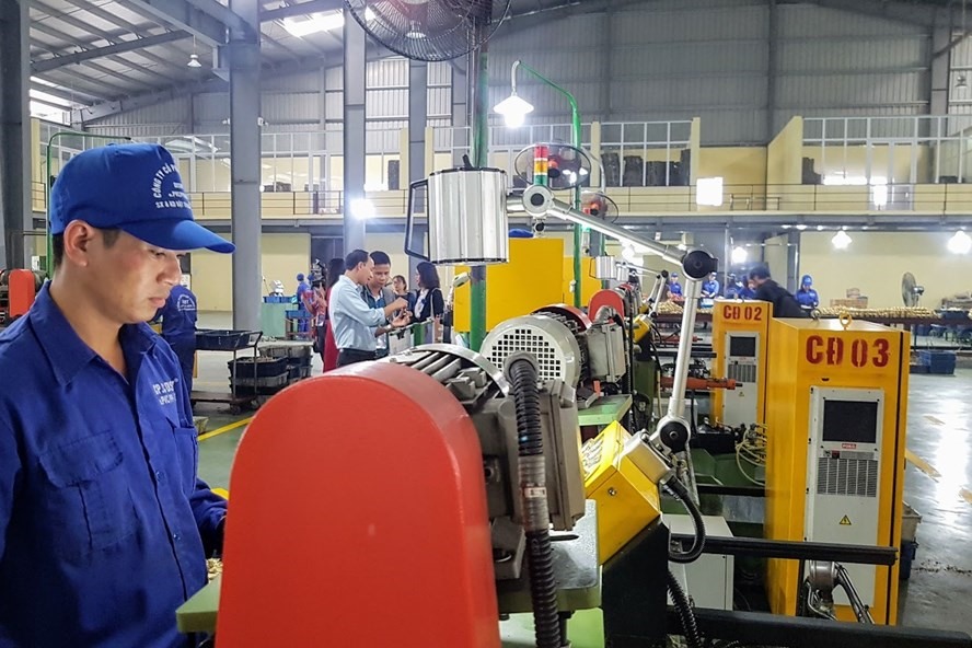 Cần hỗ trợ để doanh nghiệp tái khởi động, đẩy mạnh sản xuất kinh doanh, thúc đẩy tăng trưởng kinh tế. Ảnh: Khánh Vũ