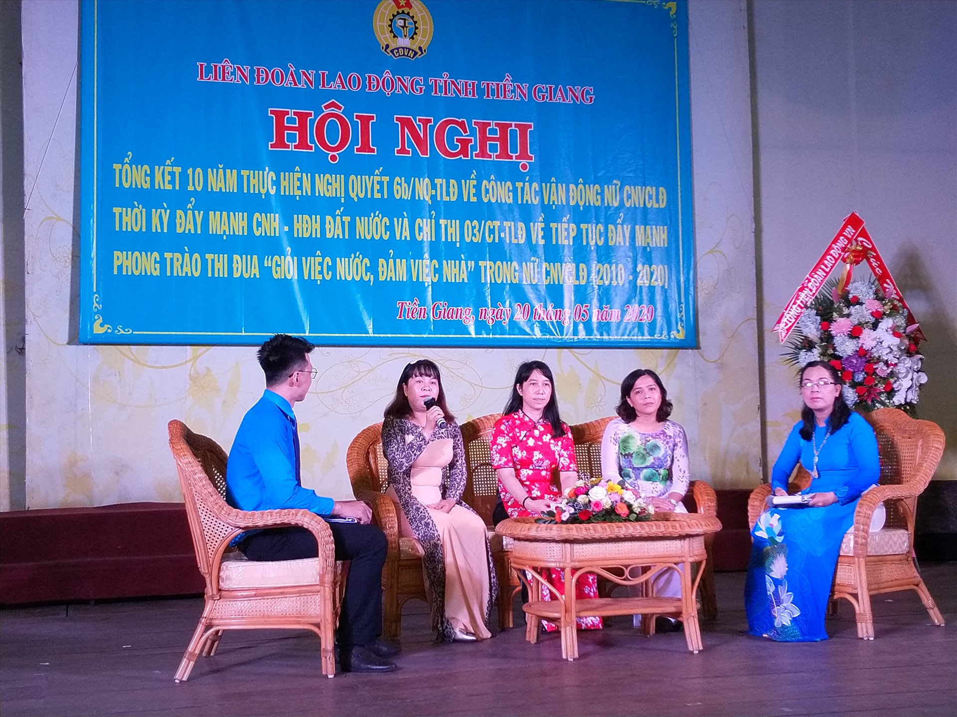 Giao lưu với cán bộ nữ điển hình. Ảnh: K.Q