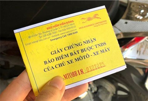 Giấy bảo hiểm xe máy bắt buộc mệnh giá 66.000/năm. Ảnh: Thanh Liêm