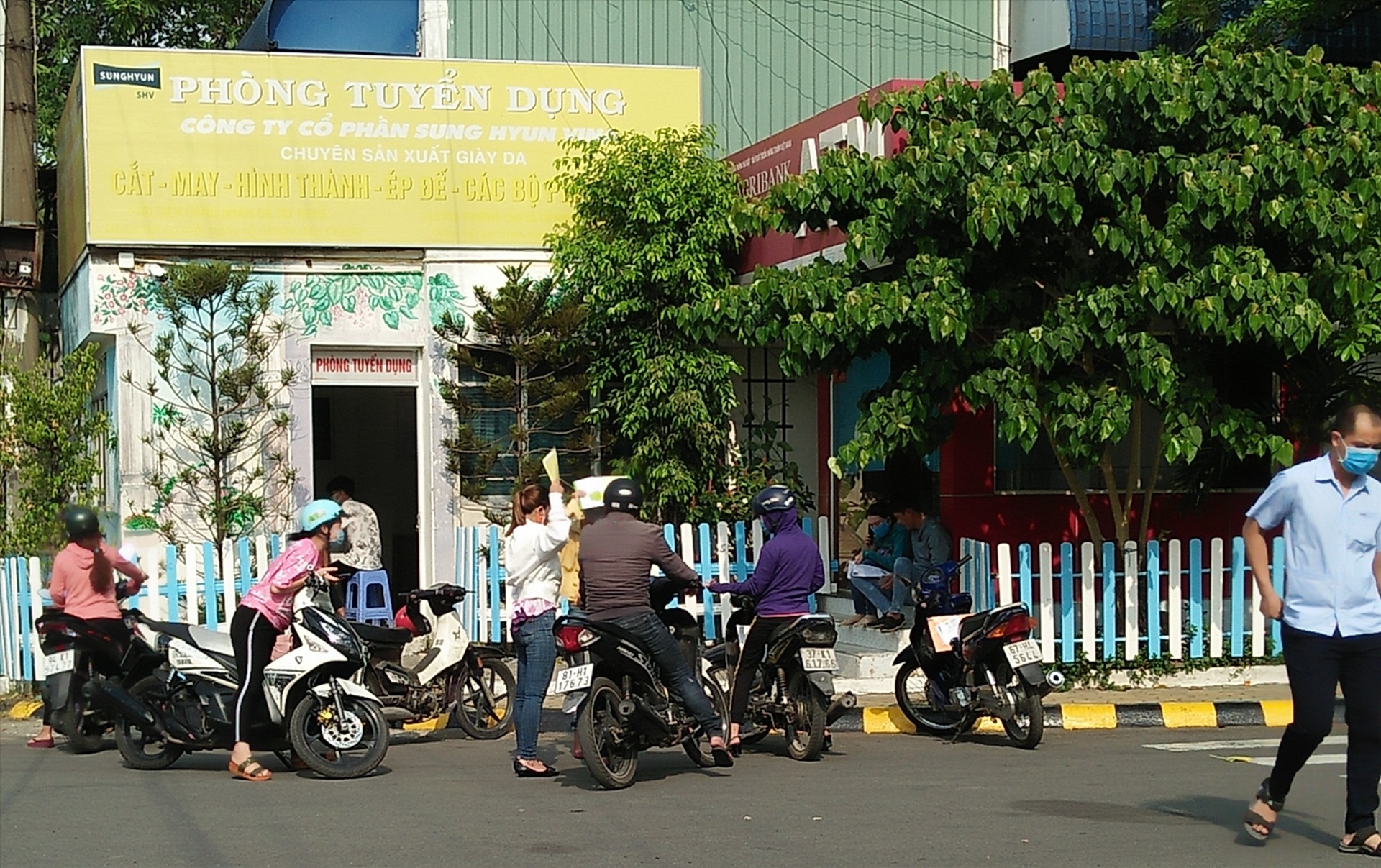 Người lao động nộp hồ sơ tại phòng tuyển dụng công ty Cổ phần Sung Huyn - KCN Bình Đường (Bình Dương): Ảnh Minh Khang