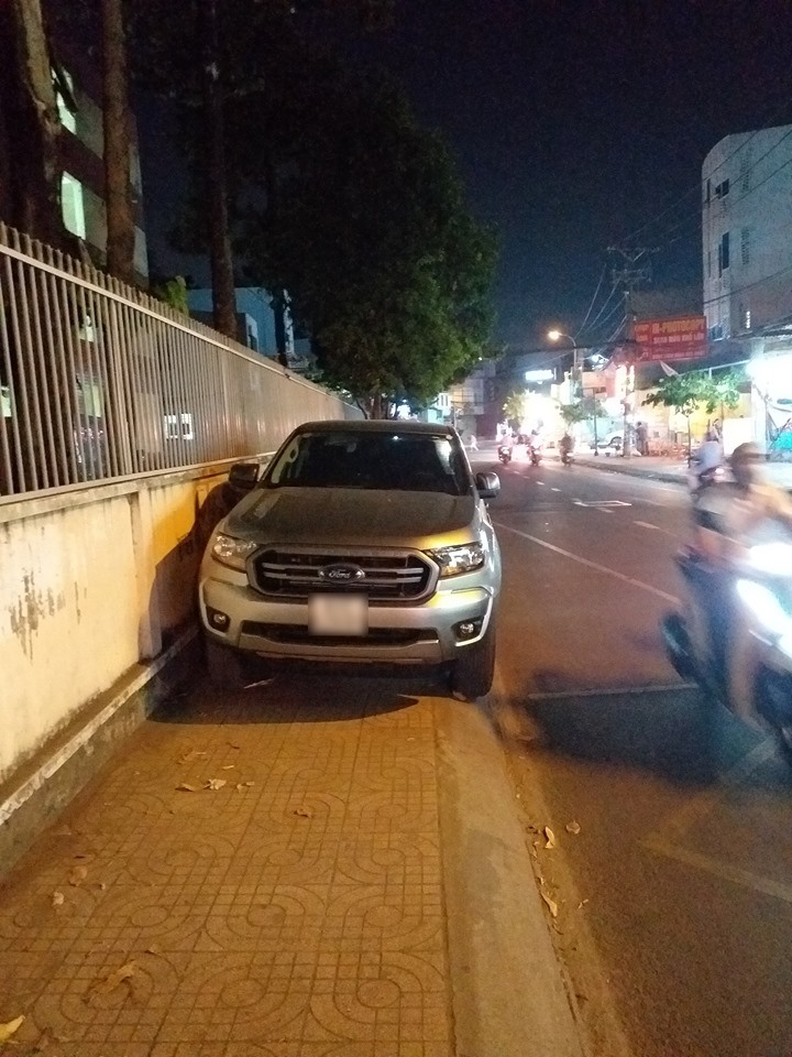 Ô tô của khách từ các cửa hàng xung quanh chiếm hết vỉa hè của nguòi đi bộ. Ảnh: Thanh Phong