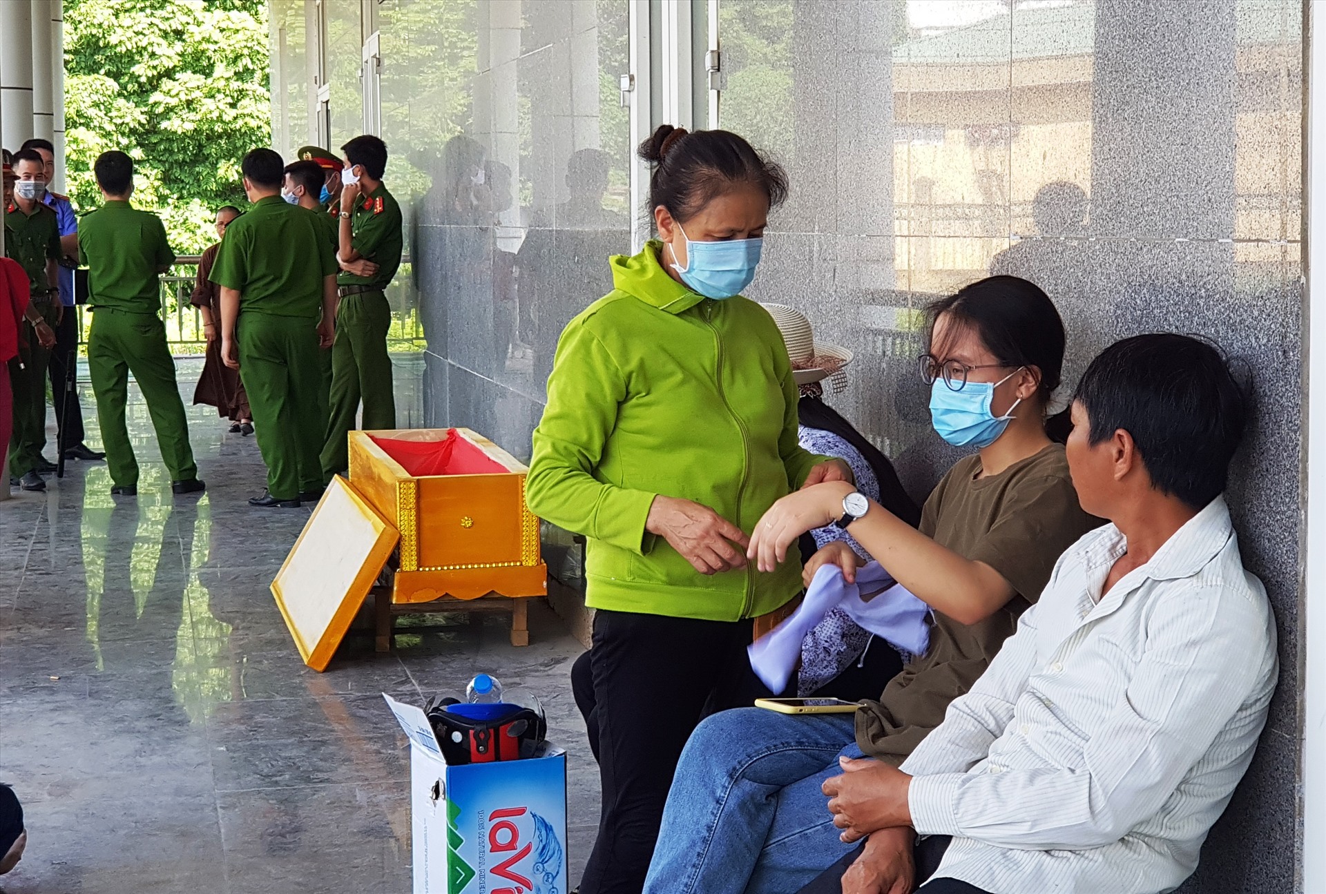 Lực lượng chức năng khám nghiệm tử thi. Ảnh: NT