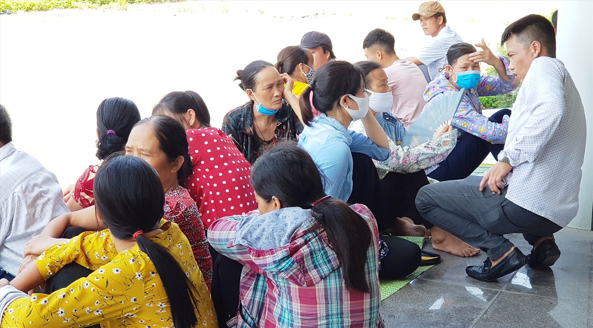 Người thân trong gia đình cho rằng cái chết của cháu M có nhiều uẩn khúc. Ảnh: NT