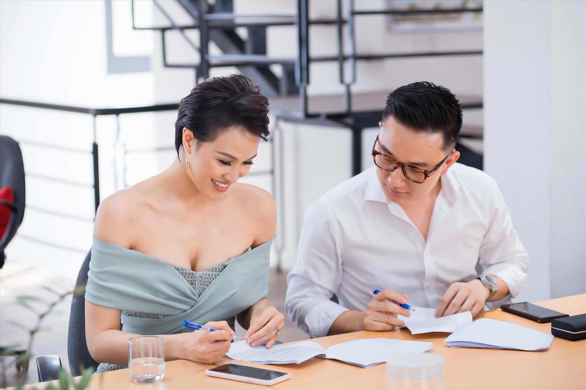 Người đẹp khá tập trung vào công việc và nhanh chóng trở về với con trai khi chương trình kết thúc.