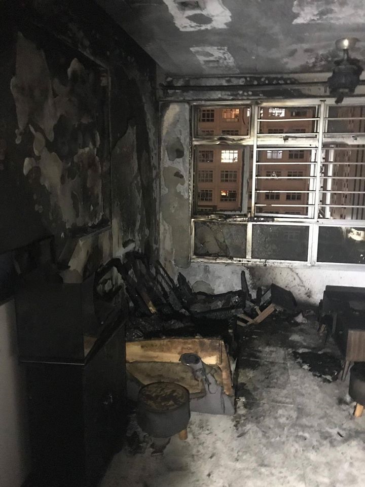 Hiện trường phòng khách sau hoả hoạn. Ảnh: SCDF