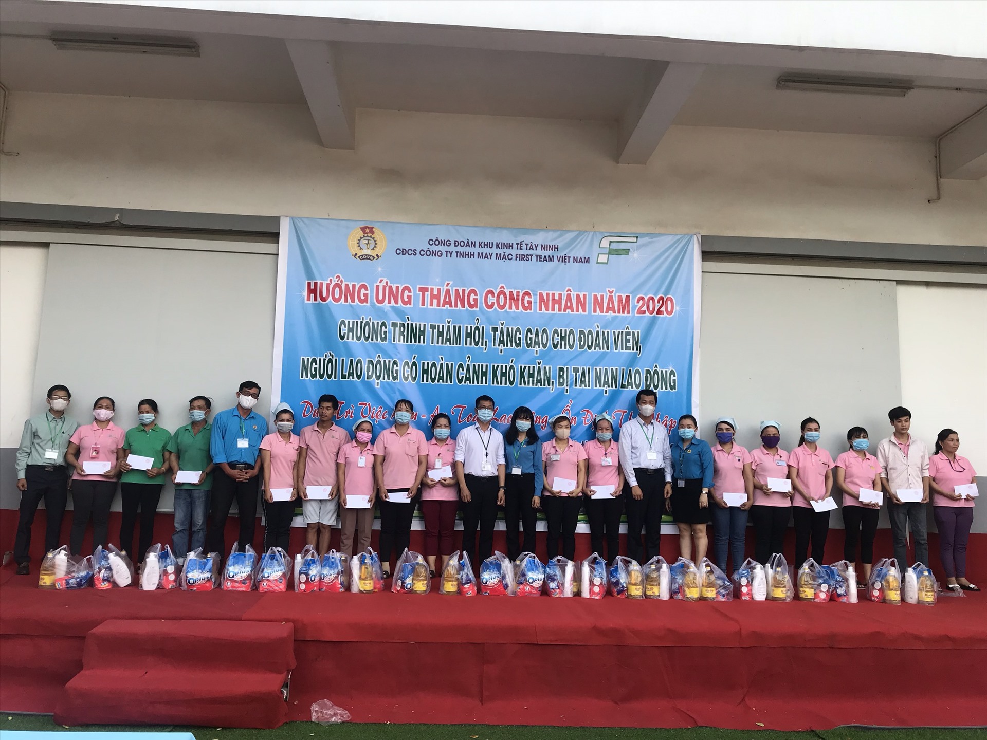 Công đoàn cơ sở công ty TNHH may mặc First Team Việt Nam trao tặng quà cho CNLĐ.