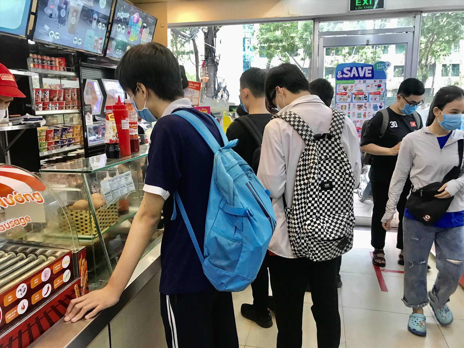 Do lượng khách qua đông nhiều bạn trẻ phải xếp hàng để được thanh toán.
