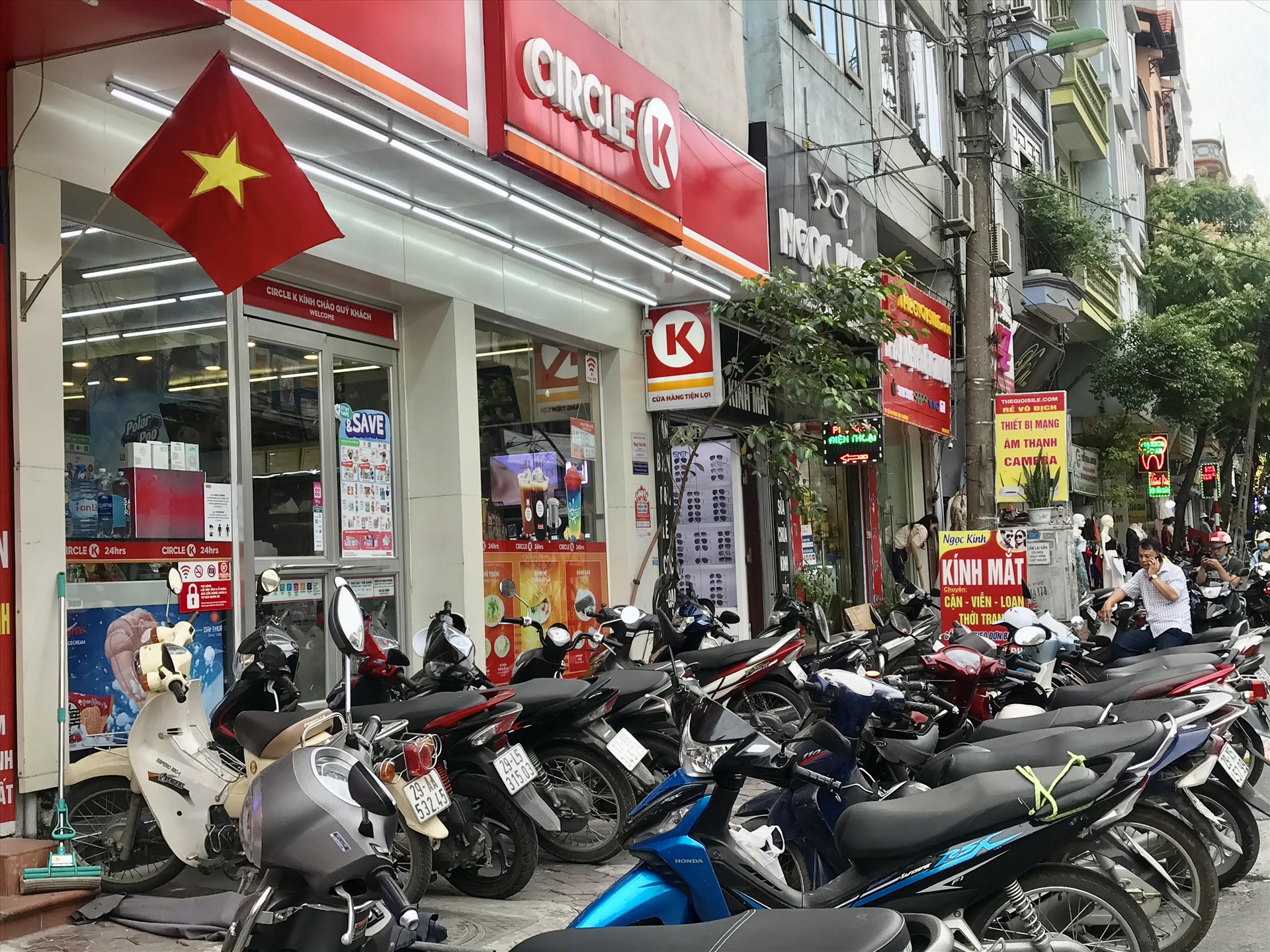 Bãi để xe trên đường Phan Văn Trường kín mít xe từ sáng tới chiều. Ảnh: Trang Hoài