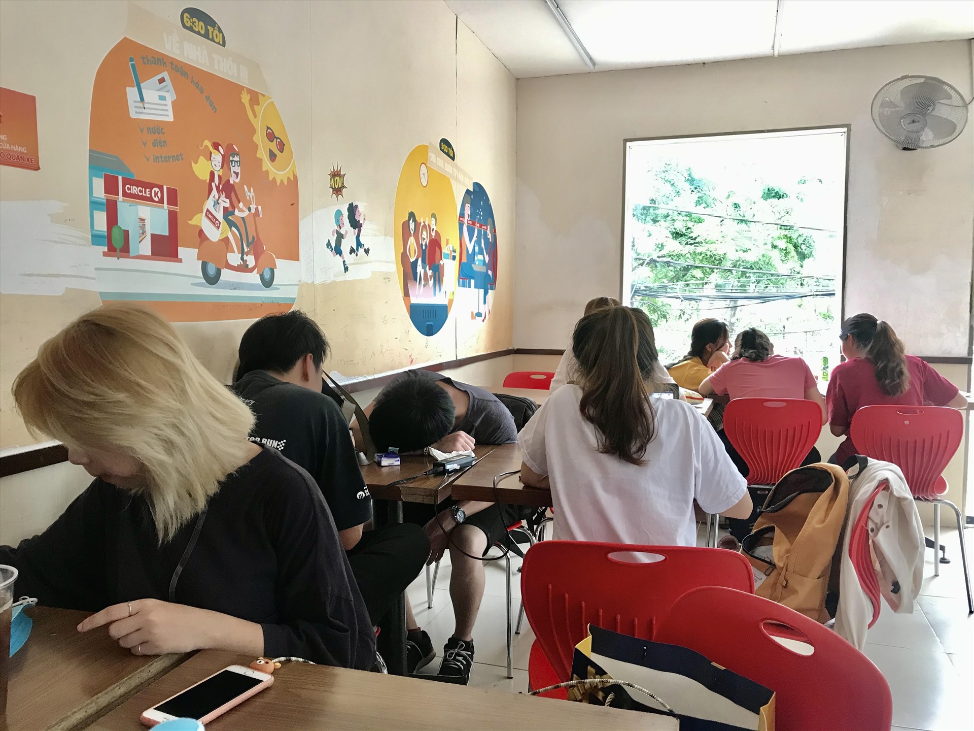 Người trẻ tránh nóng bằng cách đến các của hàng tiện lợi để học tập và làm việc