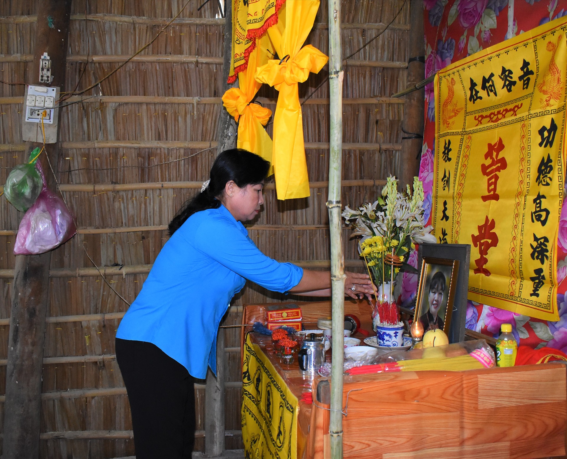Bà Trương Thị Ánh Nguyệt - Phó Chủ tịch LĐLĐ tỉnh Hậu Giang thắp nén nhang cho chị Nguyễn Thị Nguyệt là nạn nhân trong vụ sập công trình ở tỉnh Đồng Nai. Ảnh: Thành Nhân