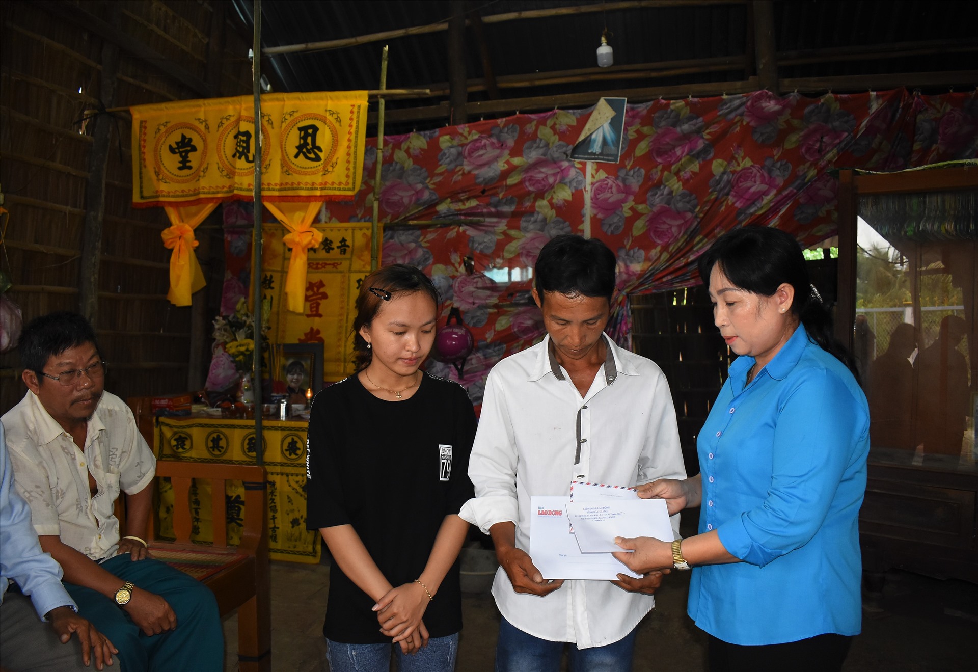 Bà Trương Thị Ánh Nguyệt - Phó Chủ tịch LĐLĐ tỉnh Hậu Giang, trao hỗ trợ cho gia đình nạn nhân tử vong trong vụ sập công trình ở tỉnh Đồng Nai. Ảnh: Thành Nhân