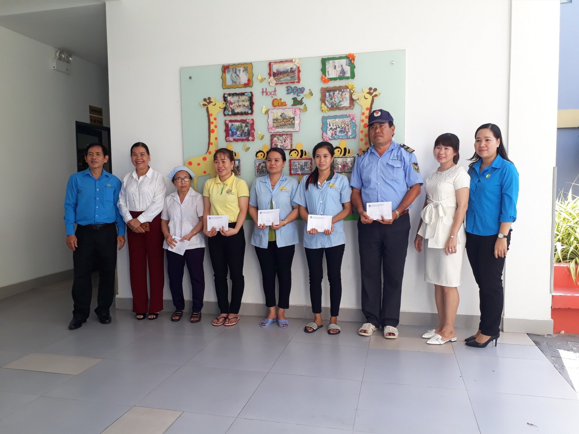 Đoàn đến thăm hỏi và tặng quà cho đoàn viên, người lao động tại Trường Mầm non Tư thục Tổ Ong Vàng. Ảnh: Trung Hiếu