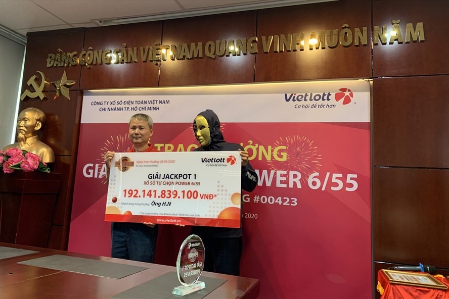 Ông H.N nhận giải thưởng Jackpot của Vietlott trị giá hơn 192 tỉ đồng. Ảnh Lâm Anh