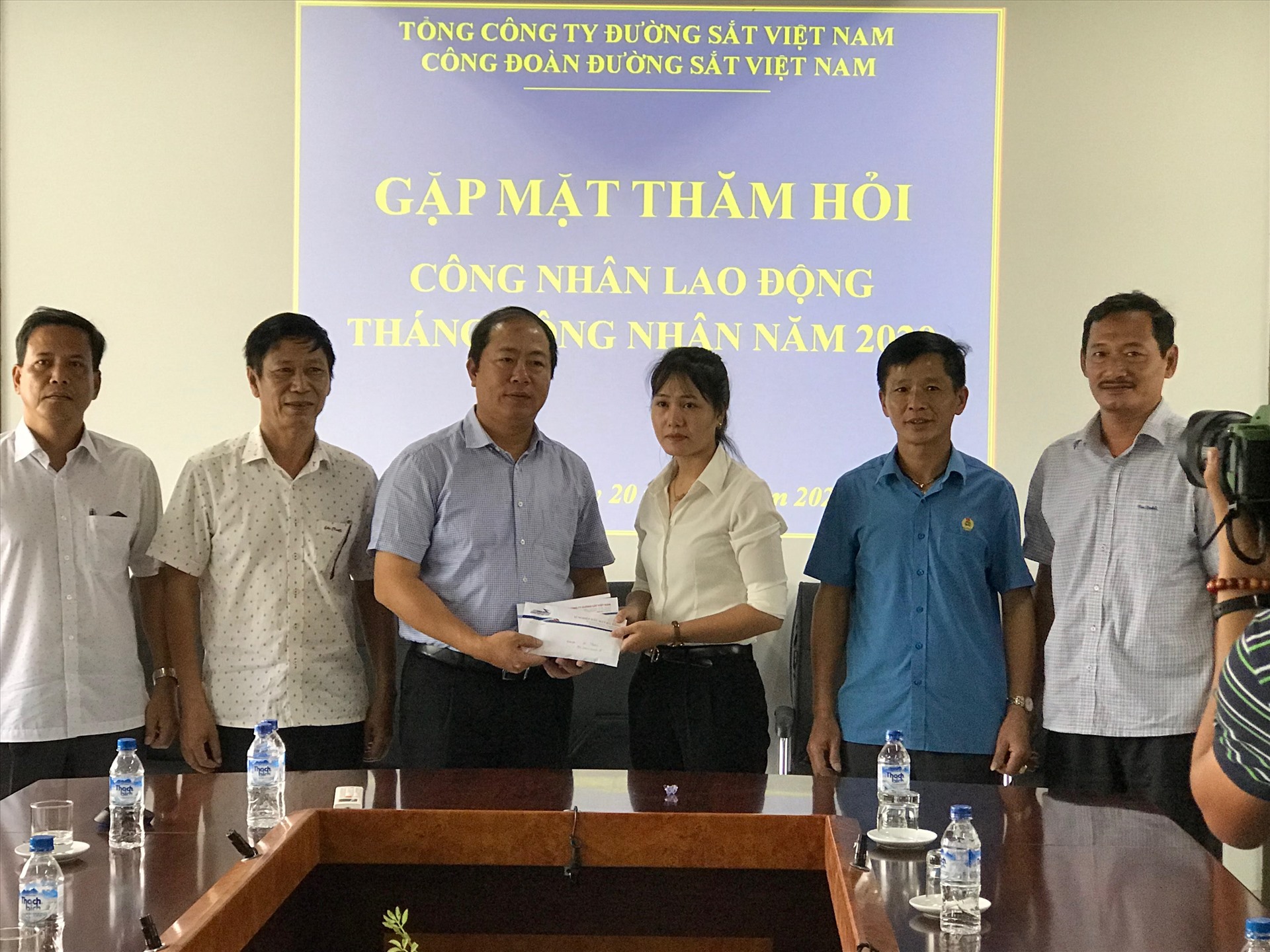 Ông Vũ Anh Minh, Bí thư Đảng ủy, Chủ tịch Hội đồng thành viên Tổng Cty Đường sắt Việt Nam thăm và tặng quà cho người lao động khó khăn ở Đà Nẵng nhân Tháng Công nhân. Ảnh: Tường Minh