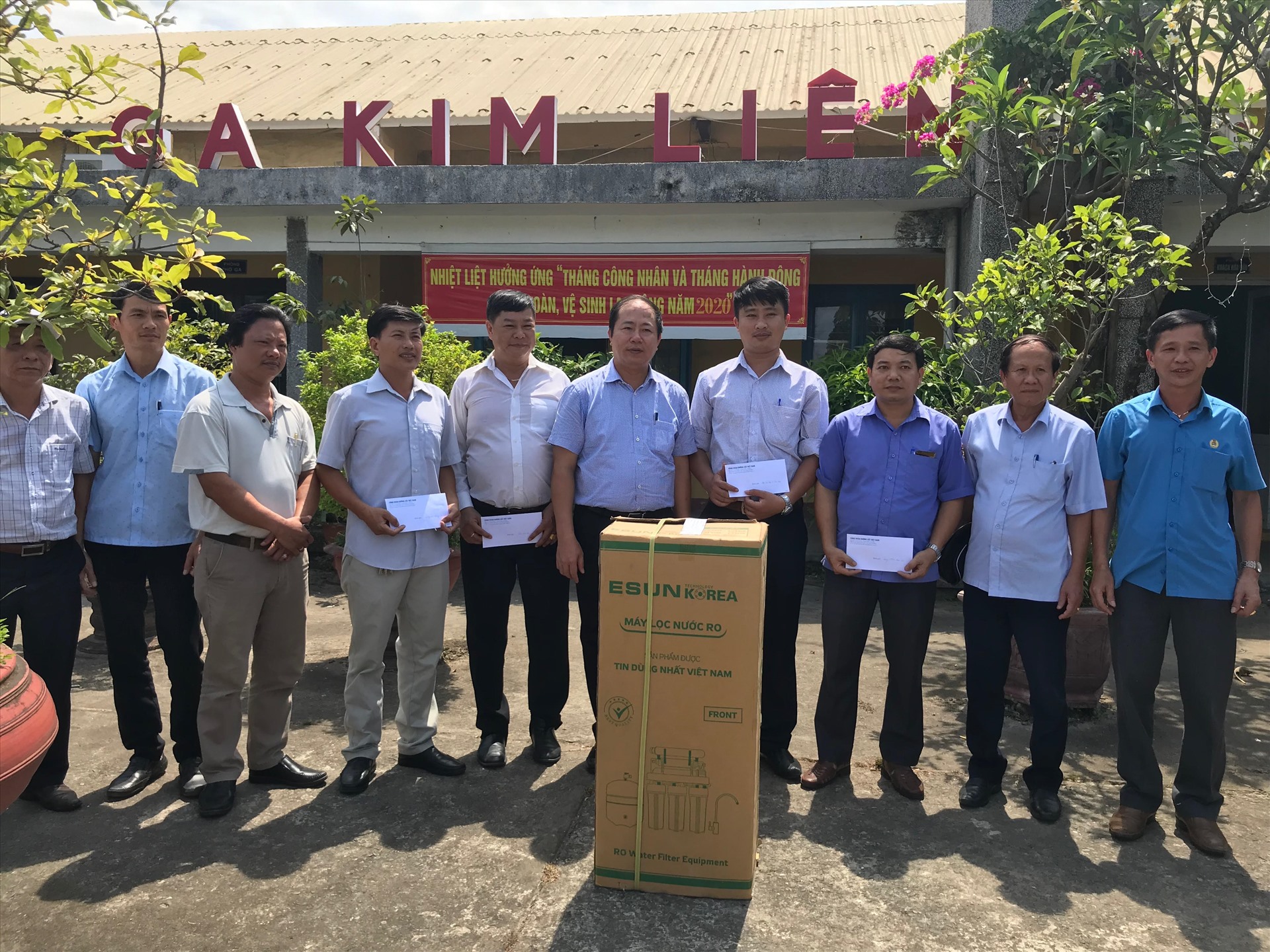 Ông Vũ Anh Minh, Bí thư Đảng ủy, Chủ tịch Hội đồng thành viên Tổng Cty Đường sắt Việt Nam thăm và tặng quà cho người lao động ở khu ga Kim Liên (Đà Nẵng). Ảnh: Tường Minh